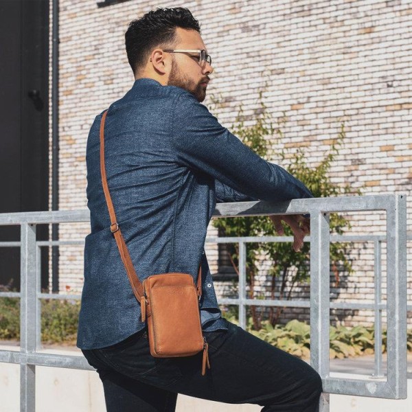 Τσαντάκι Ώμου Δερμάτινο The Chesterfield Brand Hamilton C48.116301 Brown ΤΣΑΝΤΕΣ & ΠΟΡΤΟΦΟΛΙΑ