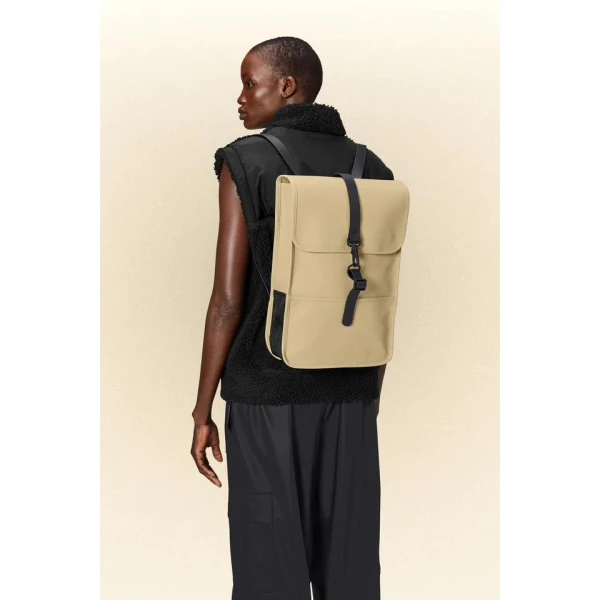 Σακίδιο Πλάτης Αδιάβροχο Rains Backpack Mini 1302-24 Sand για Laptop 13'' ΣΑΚΙΔΙΑ ΠΛΑΤΗΣ
